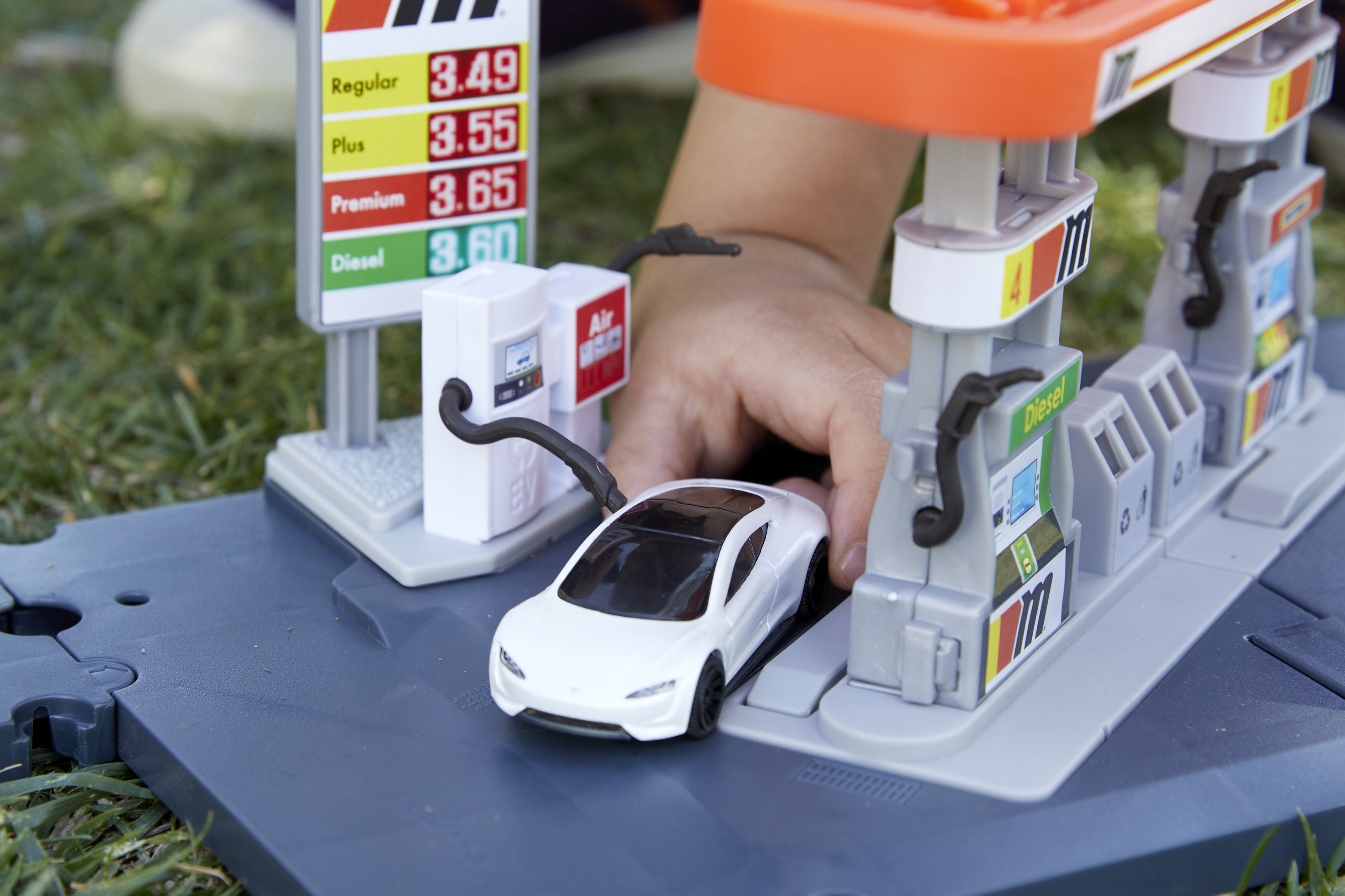 TESLA ROADSTER’IN OYUNCAĞI DA %99 GERİ DÖNÜŞTÜRÜLMÜŞ MALZEMEDEN ÜRETİLDİ