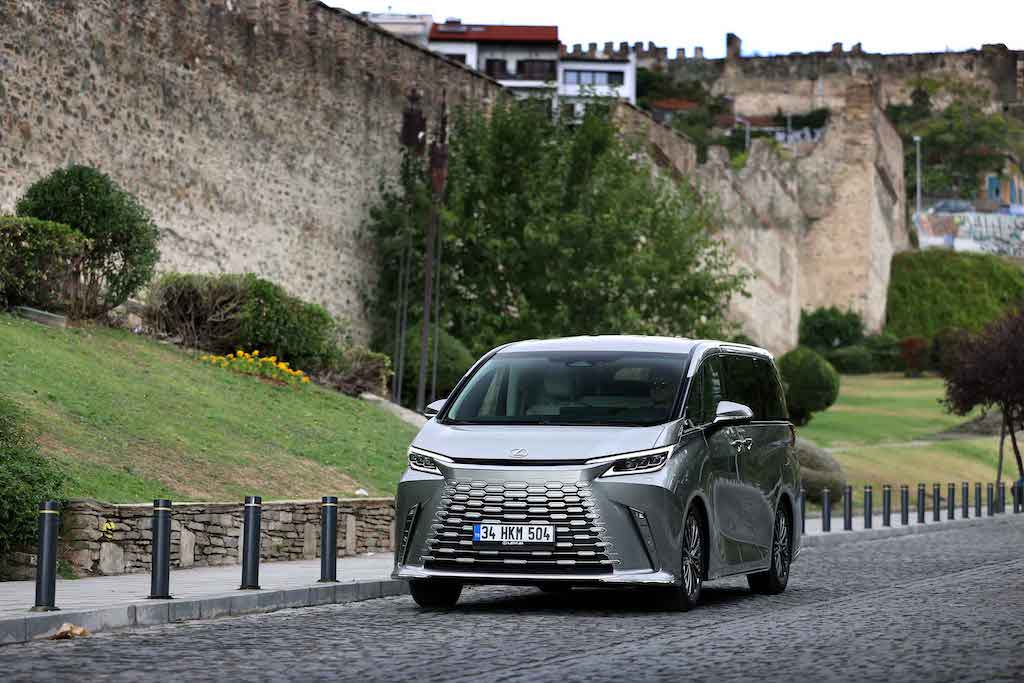 Lexus LM özel jet konforu sunuyor