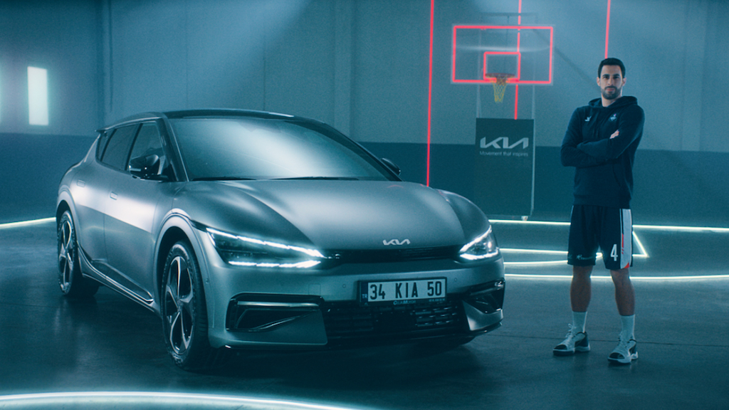 Kia EV6 ve Anadolu Efes takım kaptanı Doğuş Balbay reklam filminde buluştu