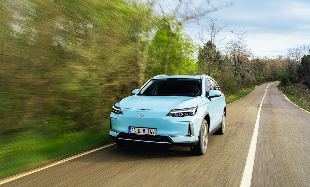 Tek şarjla 642 kilometre menzile ulaşıyor