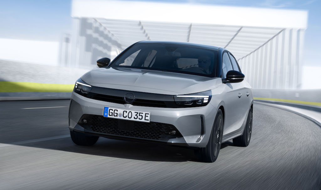 Opel Corsa yenilenen yüzüyle Türkiye'de yola çıkıyor